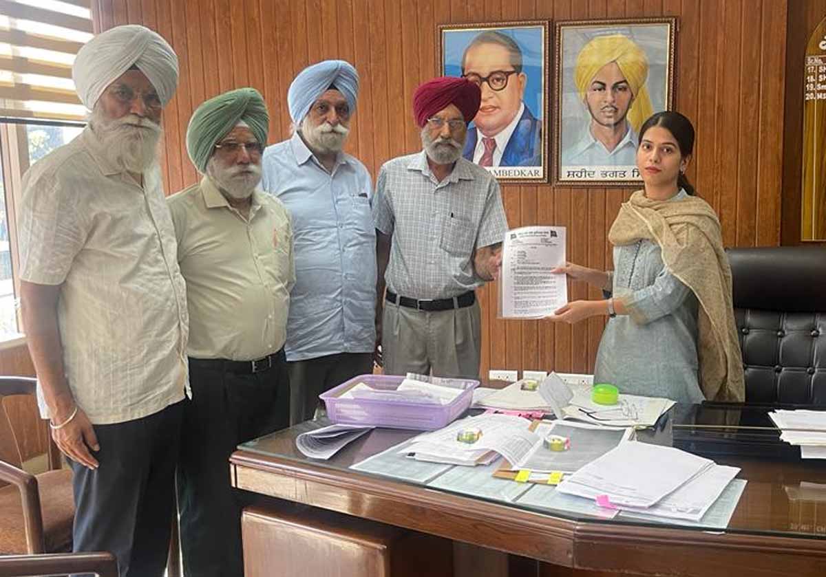 The centre of Trade Unions has issued a letter to the chief minister and the labour minister demanding the cancellation of the notification to increase the daily wage from 8 hours to 12 hours.